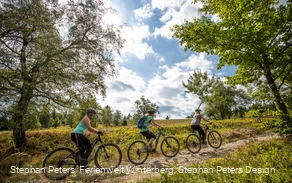 Drei Personen auf Fahrrad