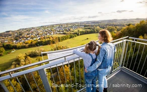 Mutter und Tochter genießen als Familie die Aussicht auf dem Skywalk Möhnesee im Sauerland.