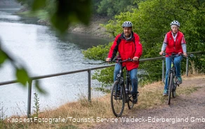 Radfahren unmittelbar am Ederseeufer Radfahren unmittelbar am Ederseeufer