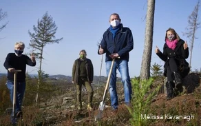 De Kirchhoff Groep plant bomen in de buurt van de locaties van zijn fabrieken. Op de foto van links: Prof Thomas Kirchhoff, stadsboswachter Julia Borghoff, Wolfgang Kirchhoff en Friederike Kirchhoff.