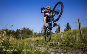 Junge auf Mountainbike akrobatisch