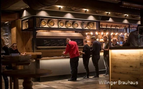 Einblick in das Willinger Brauhaus mit Gästen, die Schlange stehen für das Buffet.