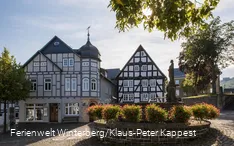 Ortsmitte Hallenberg mit Brunnen und Fachwerk
