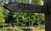 Schwarzes Kreuz  und  Wegweiser nach Affeln