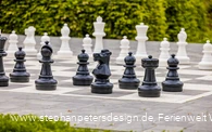 Ein großes, ins Pflaster integriertes Schachspiel.