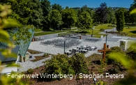 Drohnenaufnahme der Musikmuschel mit den Zuschauerplätzen und einem Teil des weiteren Kurparks.