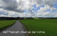 Auch entlang der kleinen Straße führt der Weg