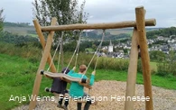 Doppelschaukel am Schaukelweg Ostwig