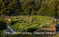 Drohnenaufnahme eines Minigolfplatzes mit Kunstrasenfläche.