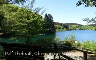 Zahlreiche Bänken und auch Waldsofas begleiten den Wegeverlauf