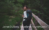 Wandererin auf dem Holzsteg in den Ebbemooren
