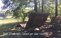 Waldsofas laden zur Erholung ein