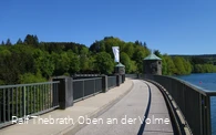 Auch die Staumauer wird überquert