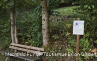 Ruhebank und Info-Tafel