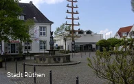 Blick auf das neue Rathaus mit Maibaum