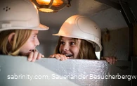 Kinder in der Grubenbahn