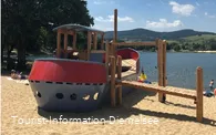 Spielschiff an der Uferpromenade Diemelsee