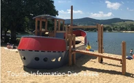 Spielschiff an der Uferpromenade Diemelsee