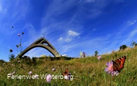 St.-Georg-Skisprungschanze bei blauem Himmel