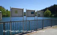 Die Infotafel des Lehrpfads findet man verteilt am Wegesrand