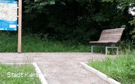 Infotafel und Sitzgelegenheit
