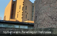 Wegezeichen Klosterweg (KW) an der Abtei Königsmünster Meschede