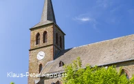 Eine Kirche vor blauem Himmel.