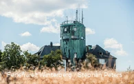 Der Astenturm mit der Wetterstation vor blauem Himmel.