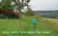 Schaukelweg Ostwig, über einen Wiesenweg