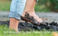 Moortreten am Barfußpfad im Kurpark von Bad Westernkotten