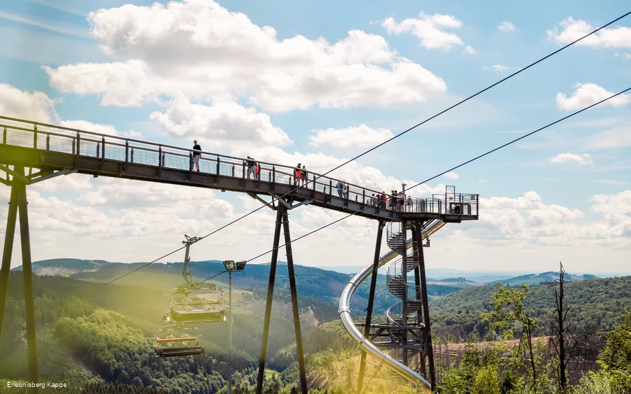 Ein Teil der Panorama Erlebnisbrücke mit einer großen Tunnelrutsche am Ende.
