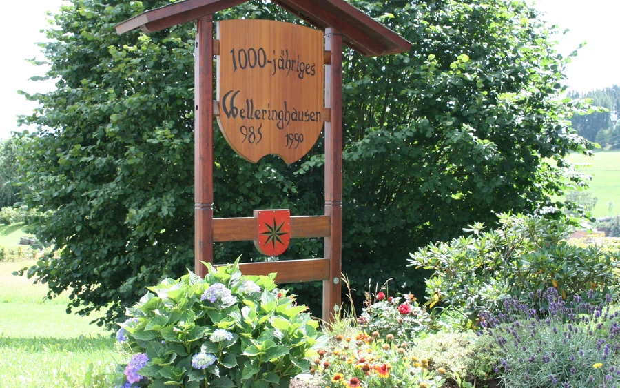Begrüßungstafel am Ortseingang.jpg