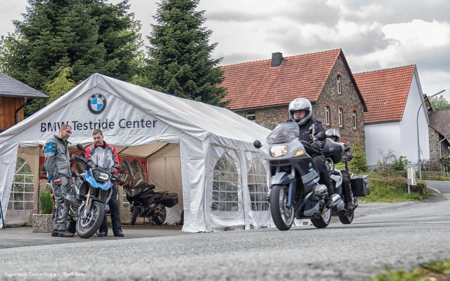 Gasten kunnen de nieuwste BMW motoren uitgebreid testen in het BMW Testride Centre.