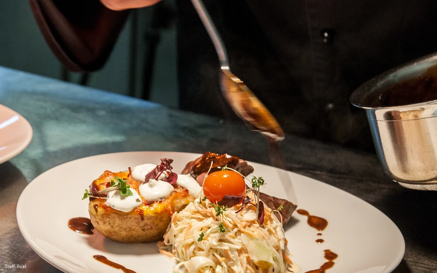 Adressen van de chef-kok Een gerecht bereiden in de keuken van Oversum in Winterberg.