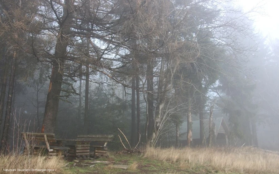 Unweit der Schutzhütte findet der Wanderer einen R Unweit der Schutzhütte findet der Wanderer einen R