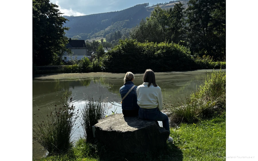Zwei Personen entspannen im Kurpark TalVITAL in Saalhausen