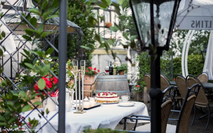 Tisch gedeckt im Biergarten Tisch gedeckt im Biergarten