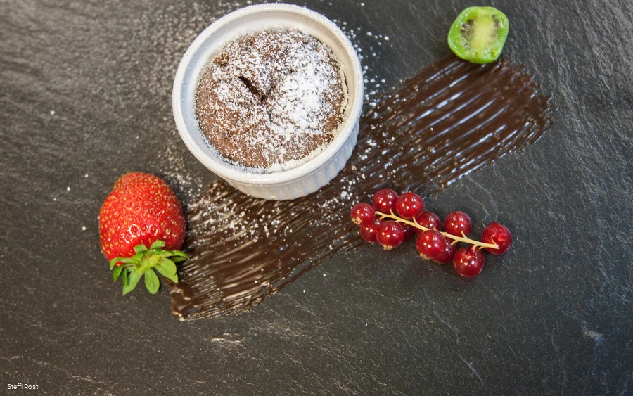 Süßer Nachtisch im Oversum Zubereitung der Speisen in der Küche des Oversums in Winterberg.