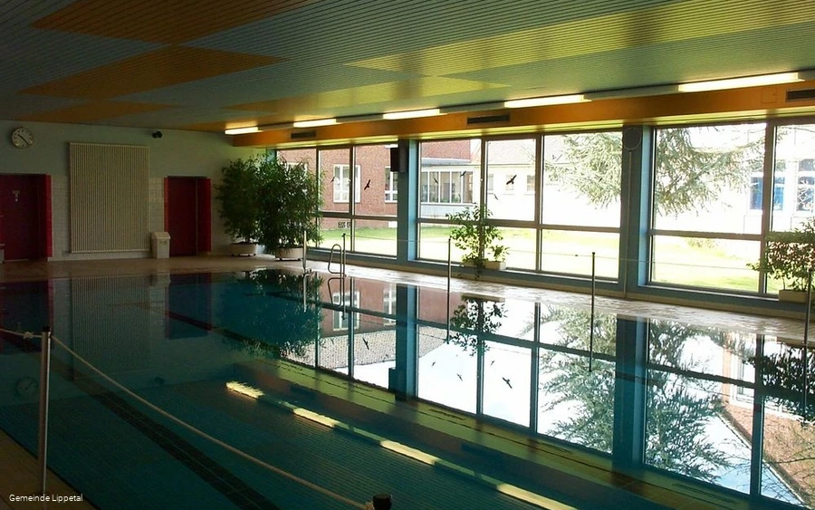 Schwimmbad links