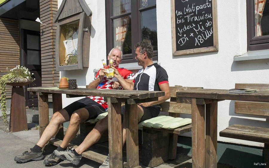 Break at Steinbergs Two cyclists take a break at Steinberg's Wildewiese.