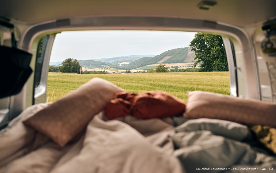 Blick aus einem Van in die weite Landschaft.