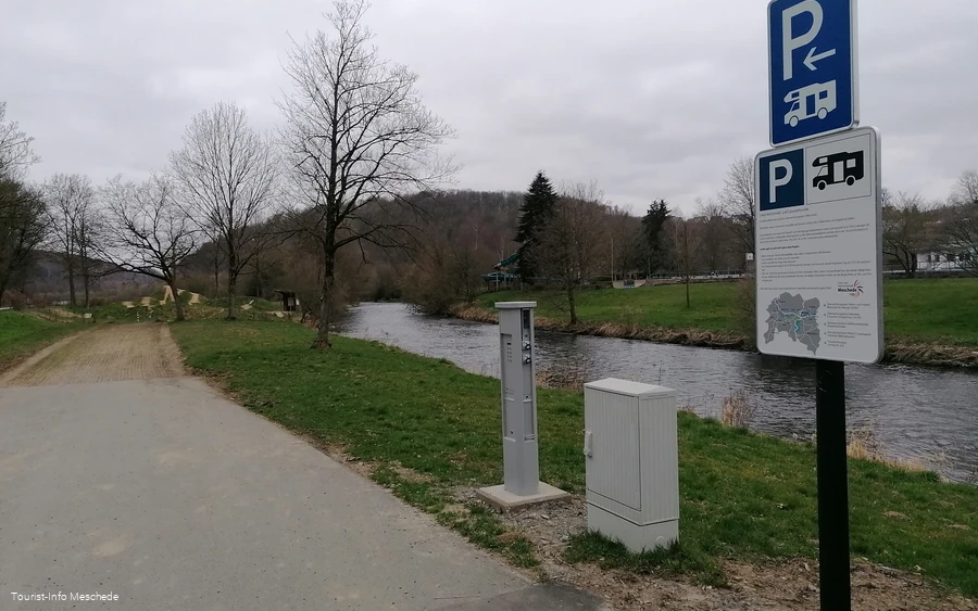 schild Womosp mit Stromsäule.jpg