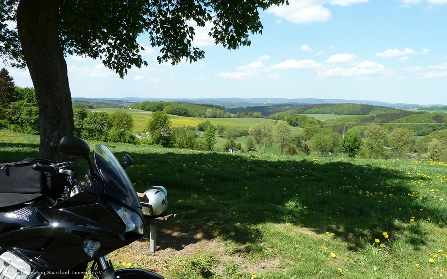Motorrad_Landschaft_Sauerland-Tourismus 