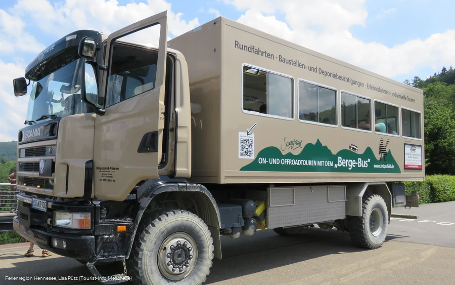 Offroad Bus auf dem Hennedamm