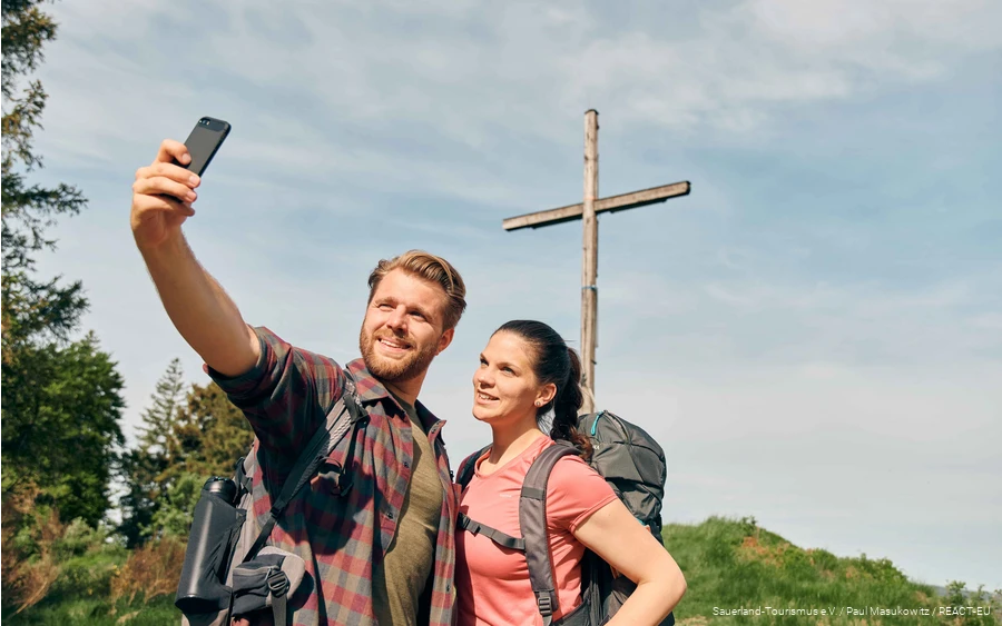 Een stel verkent de Sauerland-Wanderdorpen.