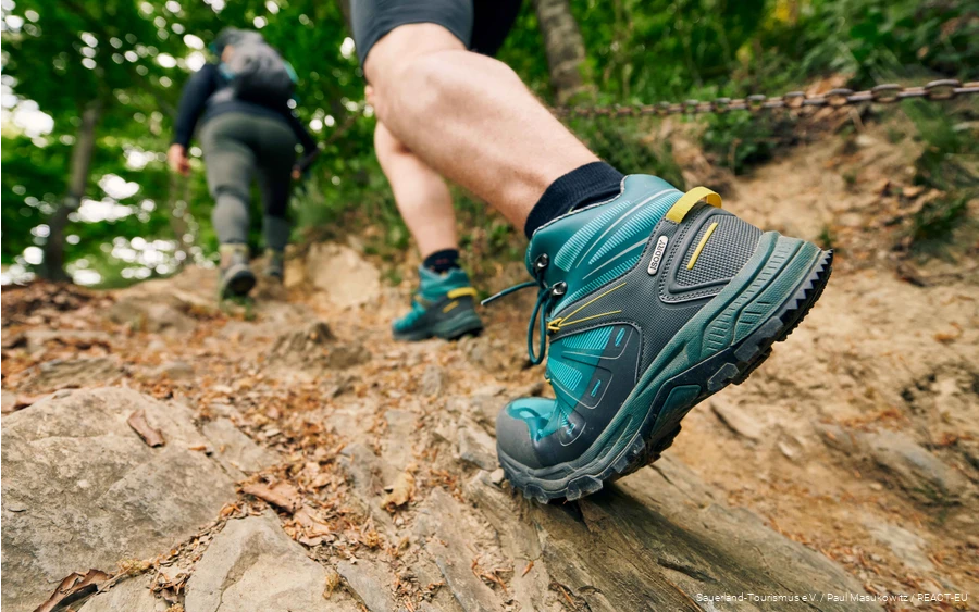 Wandelaars op de Winterberg hoogtetocht in de Sauerland-Wanderdorpen.