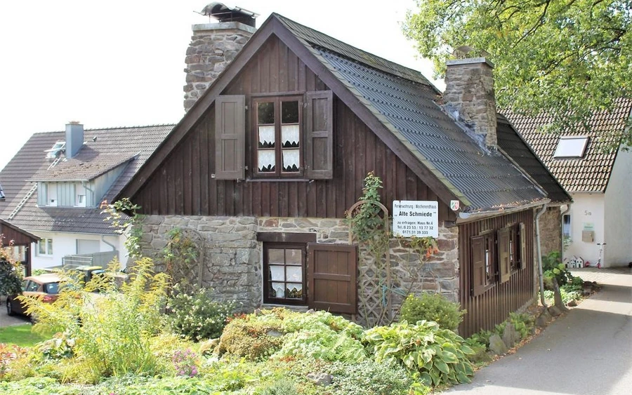 Frontansicht der ehemaligen Schmiede