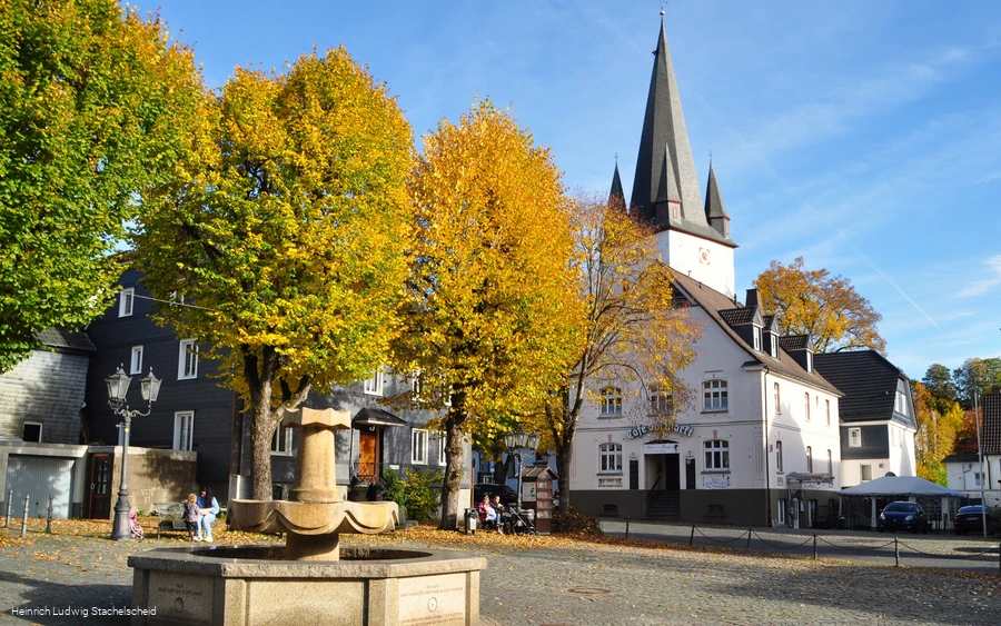 Drolshagener Marktplatz im Spätherbst.JPG