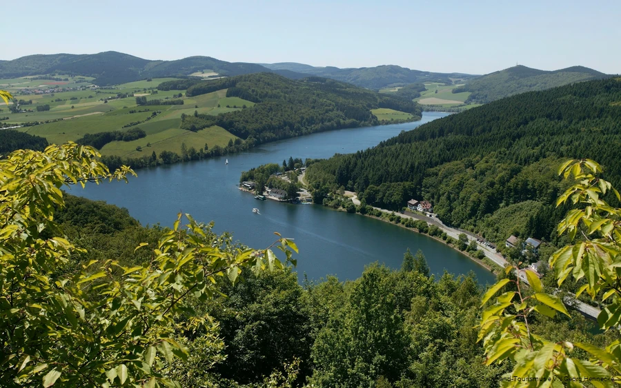 Uitzicht over de Diemelsee vanaf een van de omliggende bergen.