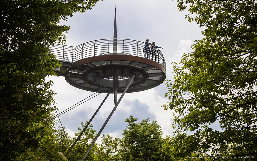 Zwei Frauen genießen die Aussicht vom Skywalk Biggeblick oberhalb des Biggesee-Listersees.